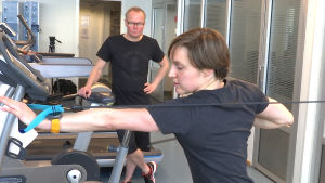 Då Eevi var sjuk kunde hon inte genomföra några träningspass där hon blev andfådd. Eevi Bengs tränar armstyrka under Jouko Pakarinens övervakning.