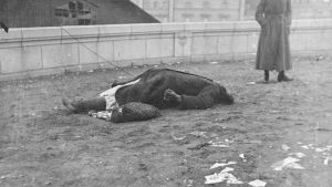 Den gravida kvinnans huvud sköts bort av ett kanonskott. Huvudlös kvinna på Långa bron 1918