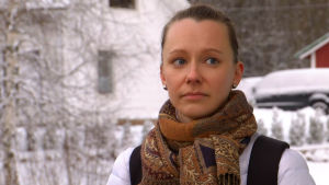 Att pendla är helt okej, tycker Belinda Andersson. Belinda Andersson står och väntar på bussen, närbild av ansiktet.