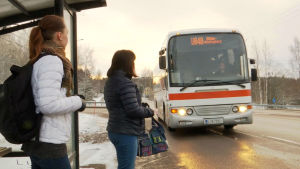 Det är buss 848 som gäller och Belinda Andersson hoppar på i Estbacka. Belinda Andersson står på busshållplatsen och väntar på bussen. Bussen kommer.