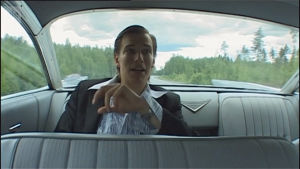 André Wickström som agent i Fyra sånger från Finland. bild ur fyra sånger ur finland med andré wickström