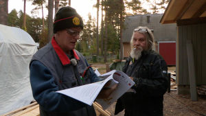 Apumies Jarmo Mäkinen ja Esa Dahl ajautuvat sanaharkkaan talon hormeista. Miehet tutkivat hormin rakennusohjeita