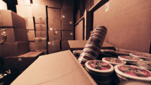 Snusstock beslagtagna av Tullen i Torneå. Snusdosor och snustorn i ett lager.