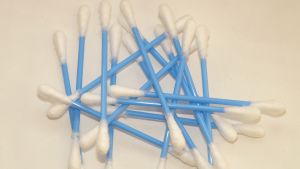 Försök att undvika bomullstopsen, och behövs de verkligen kan du tillverka egna. Bomullstops i blå plast.