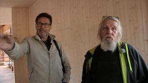 Juha-Pekka ja Esa Dahl väittelevät lattian kipsivalun onnistumisesta. Dale ei ole tyytyväinen. Kaksi miestä juttelevat rakennustyömaalla