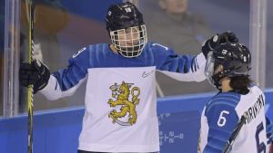 Petra Nieminen gjorde Finlands första mål i kvartsfinalen. Petra Nieminen firar efter ett mål