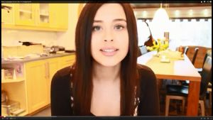 Artisten Sara Maria Forsbergs karriär började med att hon laddade upp språkvideor på Youtube.