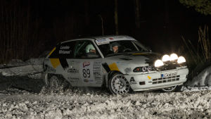 Edgar Wirtanen och Jonas Lundén i ett vinterrally i januari. (Arkivbild). Rallybil kör i vinterterräng.