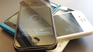 Caius tog för några år sedan sju telefoner på avbetalning direkt av operatören, en åt varje familjemedlem. Ingen kollade om han kunde betala för det han köpte. Lyssna på radio med din mobil.