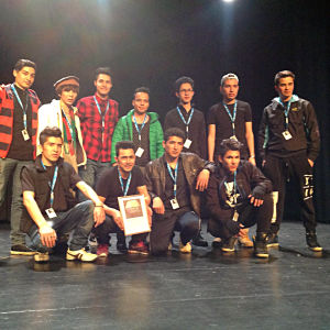 Unga asylsökande på teaterevenemang i Vasa.