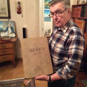 Merikapteeni Matti Airio harrastaa syvällisesti merihistorian 1700-lukua. Kädessä HMS Heben (1794-1811) lokikirja. Merikapteeni Matti Airio harrastaa vakavasti merihistorian 1700-lukua. Alkujaan ranskalaisen HMS Heben (1794-1811) lokikirja.