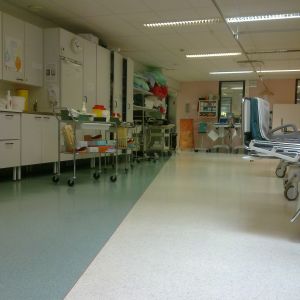 Sjukhusjouren i Lojo, provtagningsutrustning, sängar, skåp.