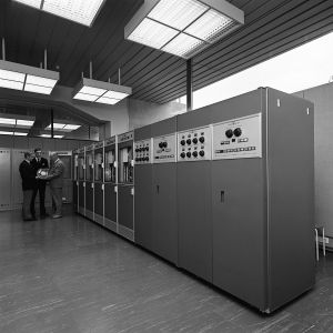 GE 415-16-datorn som Yle hade i bruk år 1968 beskrevs som en "medelstor" dator. GE 415-16-dator i Yles ADB-central år 1968.