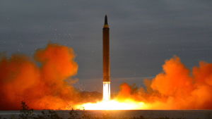Nordkorea lovar att inte utföra missil- eller kärnvapenprov under tiden fram till det planerade toppmötet i maj Medeldistansmissilen som avfyrades i natt tros vara av samma typ - Hwasong-12 - som Nordkorea sköt över Japan i augusti