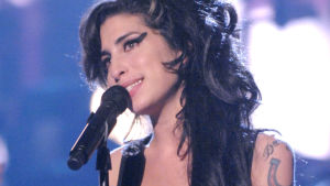 Amy Winehouse lavalla. Amy Winehouse lavalla. Kuva Asif Kapadian ohjaamasta, Oscar-palkitusta dokumenttielokuvasta Amy (2015).
