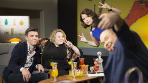 De Eurovisa: Eva Frantz, Janne Hyöty, Ellen Strömberg och Johan Lindroos tar en selfie.
