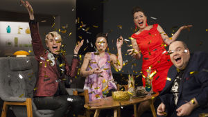 Sista avsnittet till ära behövs det konfetti! De Eurovisa Johan Lindroos, Mia Hafrén, Christoffer Strandberg och Eva Frantz.