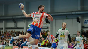 Ben Weber stod för tre fullträffar i matchen. Ben Weber skjuter ett skott