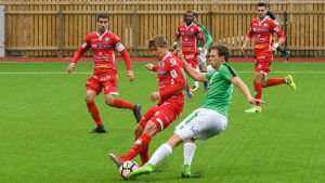 Jaros Oskar Sandström och EIF:s Zacharias Ekström i närkamp. Oskar Sandström och Zacharias Ekström, EIF-Jaro, 26.8.2017.