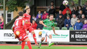 Zacharias Ekström säger att spelsystemet kändes något ovant. EIF:s Zacharias Ekström sparkar bollen, Jaros Oskar Snadström är sent ute.