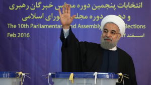 Hassan Rouhani är en av valets förhandsfavoriter trots att han inte längre är så populär som år 2013 då han valdes till president Irans president Hassan Rouhani vinkar efter att ha lagt sin röst i valet 26.2.2016