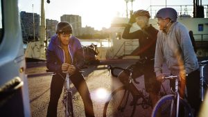 Tre killar på cyklar