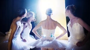 Ballerinor väntar på att gå upp på scen