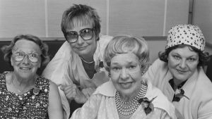 Noita Nokinenä -kuunnelman näyttelijät Alli Häjänen (Noita Harvahammas), Marja Korhonen (Noita Nokinenä), Elsa Turakainen (alkuperäinen Noita Harvahammas) ja Rauha Rentola (Vilma Väkäleuka) kuvattuna vuonna 1982. Noita Nokinenä -uunnelman näyttelijät Alli Häjänen (Noita Harvahammas), Marja Korhonen (Noita Nokinenä), Elsa Turakainen (alkuperäinen Noita Harvahammas) ja Rauha Rentola (Vilma Väkäleuka).