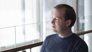 Staffan minns inte riktigt vad som hände när han gick in i väggen. En man som sitter i ett kafé och tittar ut genom fönstret.