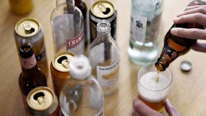 Alkoholism är en hjärnsjukdom och medicinerna förbättrar behandlingens verkan med ungefär 15–25 procent. Det lönar sig att söka hjälp, säger Esti Laaksonen. Alkoholflaskor och burkar på ett bord.