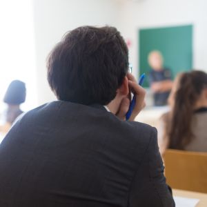 Anonyma studerande i klassrum.