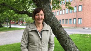 - Löpning är en möjlighet att få vara helt själv en timme i skogen och ladda batterierna och få ny energi, säger Charlotta Frantz. Charlotta Frantz vid ett träd.