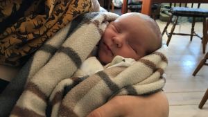 Freja beskrivs som lugn, bestämd och rofylld. Carolina Beijars baby i hennes armar.