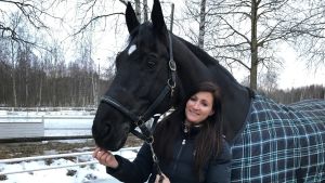 - Inget lätt beslut, säger Sophia Backlund om att skicka Hilton II till Tyskland för försäljning. Sophia Backlund med sin häst Hilton II