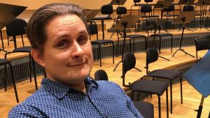 Inövningen av en ny föreställning börjar alltid i korsalen. För några år sedan fick det byggas en ny korsal, eftersom den gamla hade bristfällig akustik och det fanns risk för att sångarna fick hörselskador då de övade. Porträtt på Thorvald Bergström som sitter i korsalen på Kungliga Operan.
