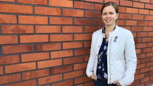 Carola Skåtar ser i dag positivt på framtiden som "bara blir bättre". Carola Skåtar mot en tegelvägg.