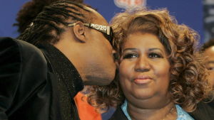 Stevie Wonder ska enligt uppgift producera Arertha Franklins nya skiva. Här möts de vid Superbowl XL 2006. Stevie Wonder ger Aretha Franklin en puss på kinden.