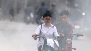 Mopedister i Vietnamns huvudstad Hanoi den 7 mars 2016. Mopedister i Vietnamns huvudstad Hanoi den 7 mars 2016.