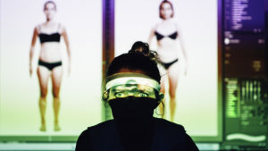 Kroppar under behandling. I förgrunden Anna Paavilainen. Foto från Sinuus på Nationalteatern.