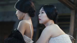 Förföriskt vackert i "The Handmaiden". Den japanska grevinnan Hideko (Min-hee Kim) hjälper sin korenska jungfru (Tae-ri Kim) med kläderna. Typ. Lady Hideko hjälper sin husjungfru att klä av sig.