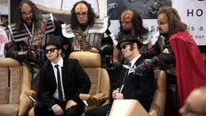 Star Trek-fans möter Blues Brothers-fans. Klingon and Blues Brothers cosplayers at the 2016 Phoenix Comicon at the Phoenix Convention Center in Phoenix, Arizona.