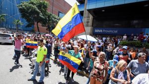 Människor som deltog i söndagens folkomröstning i centrum av Caracas. Människor som deltog i söndagens folkomröstning i centrum av Caracas.