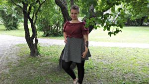 Sara Westerlund administrerar en stor loppisgrupp på Facebook. sara westerlund, admin för en stor facebookloppisgrupp, står i grönskan under ett träd