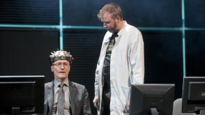 Olli (Timo Tuominen) ja Taisto (Jani Karvinen) ajatuvat välirikkoon MGD-laitteen vuoksi. Kansallisteatterin Sumu. Kuvassa Timo Tuominen ja Jani Karvinen.