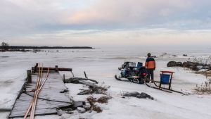 Fiskare Ulf Granqvist ser ut över den frusna fjärden innan han åker ut på fisketur