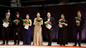 Kuvassa vasemmalta: Hannu Alasaarela, Jun Bouterey-Ishido, So Hyang In, Jiyoung Kim, Mackenzie Melemed, Hyo-Eun Park ja Peter Klimo. Kuvassa Maj Lind -pianokisan 2017 palkittuja.