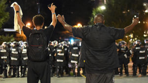 Staden Charlotte har varit i uppror sedan dödsskjutningen. Demonstranter konfronteras av kravallpolis i Charlotte, North Carolina den 22 september 2016.