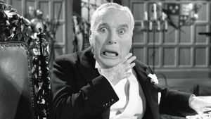 Sanat takertuvat kurkkuun? Charles Chaplin elokuvassa Kuningas New Yorkissa Charles Chaplin elokuvassa Kuningas New Yorkissa