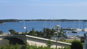 Till Salmonfarm koncernen hör också ett badhotell och en gästhamn. Kasnäs är dessutom något av en knutpunkt för förbindelsebåts- och chartertrafik längre ut i skärgården. Utsikt från Kasnäs badhotell