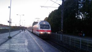 Fjärrtågen ska inte längre stanna i Kyrkslätt utan istället kör VR bussar till och från Karis för dem som ska just till Kyrkslätt med tåg. VR-tåg kör förbi Kyrkslätt tågperrong.